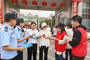 阿图尔女友穿佛罗伦萨球衣现场观战，这颜值你给几分？